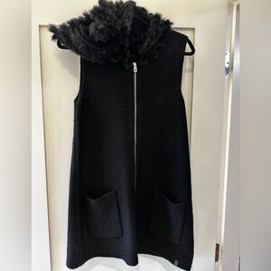 Black Sleeveless Knit Vest with Faux Fur Collar